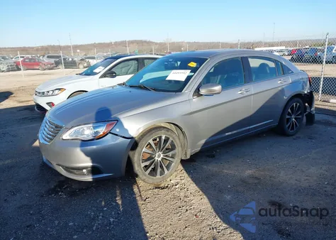 2013 Chrysler 200 Limited z USA, uszkodzony, nr VIN 1C3CCBCG5DN523424